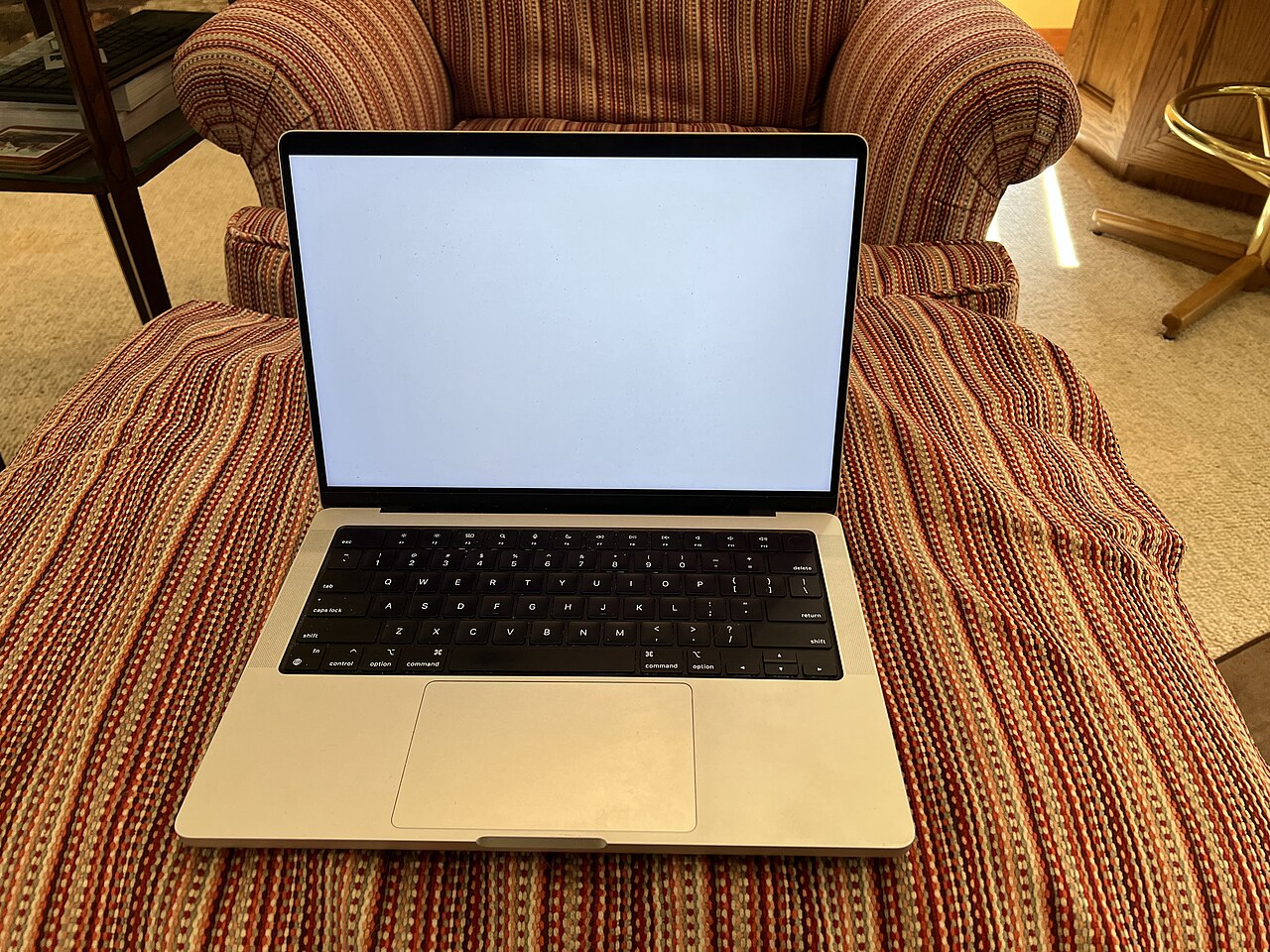 Kiểm tra kỹ ngoại hình màn hình và bàn phím trước khi mua MacBook cũ