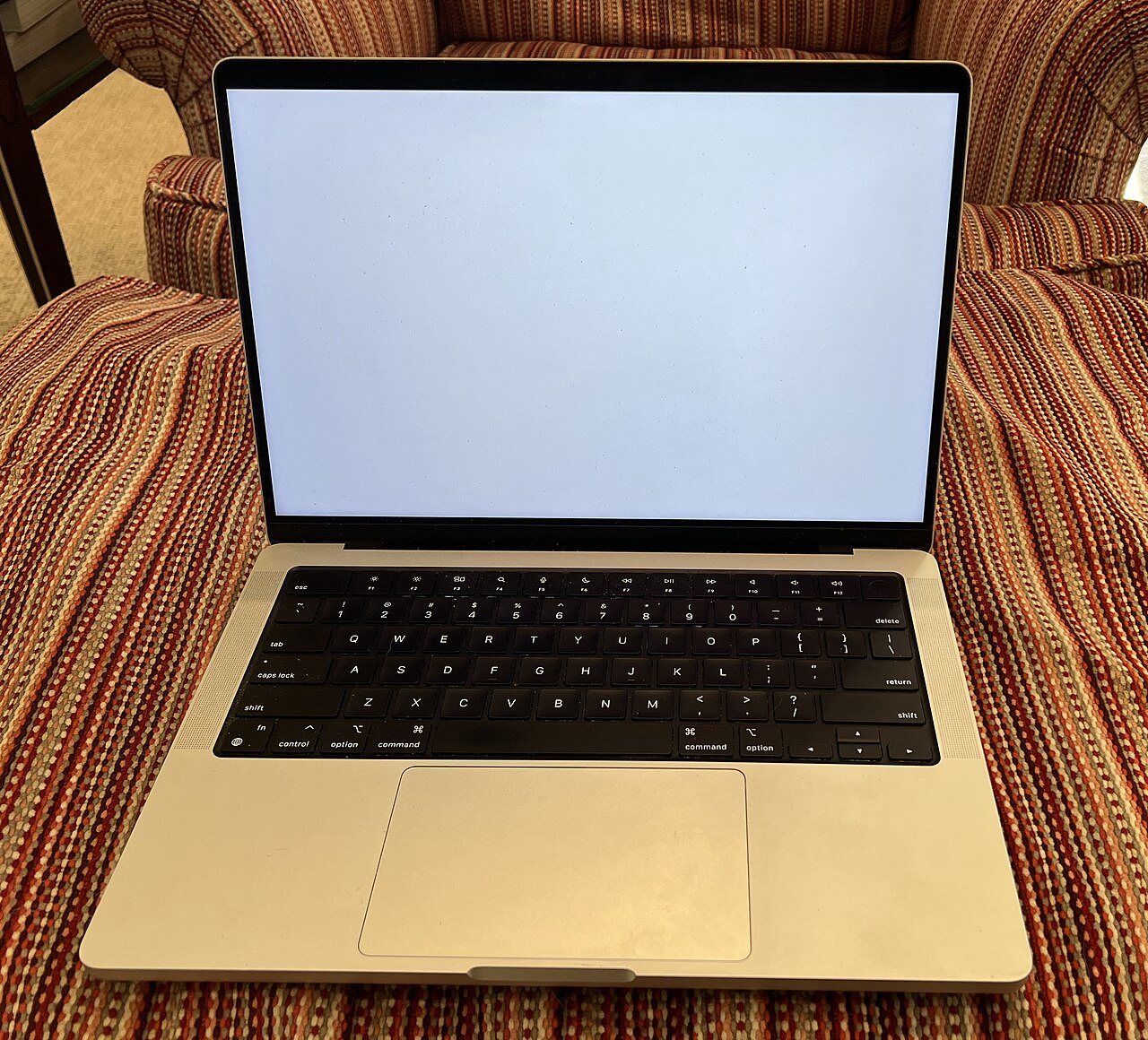 MacBook Pro 14 inch 2021 chip M1 Pro sở hữu thiết kế vuông vức và màn hình tai thỏ