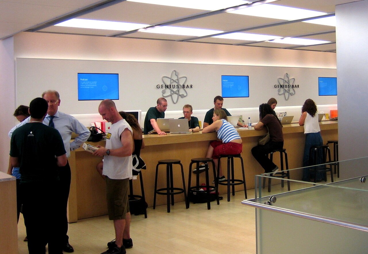 Khu Genius Bar trong một Apple Store tại London