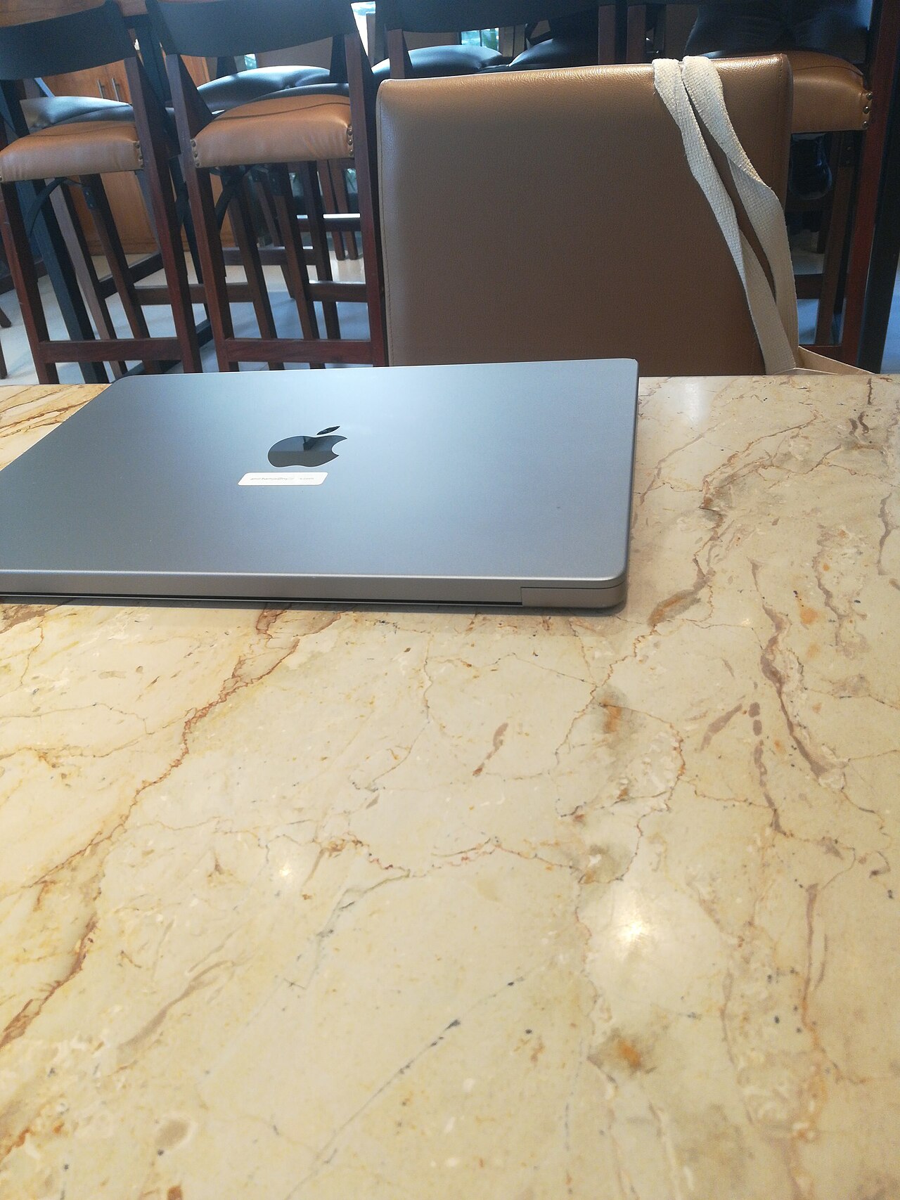 Bàn phím và thân vỏ nhôm nguyên khối MacBook Pro