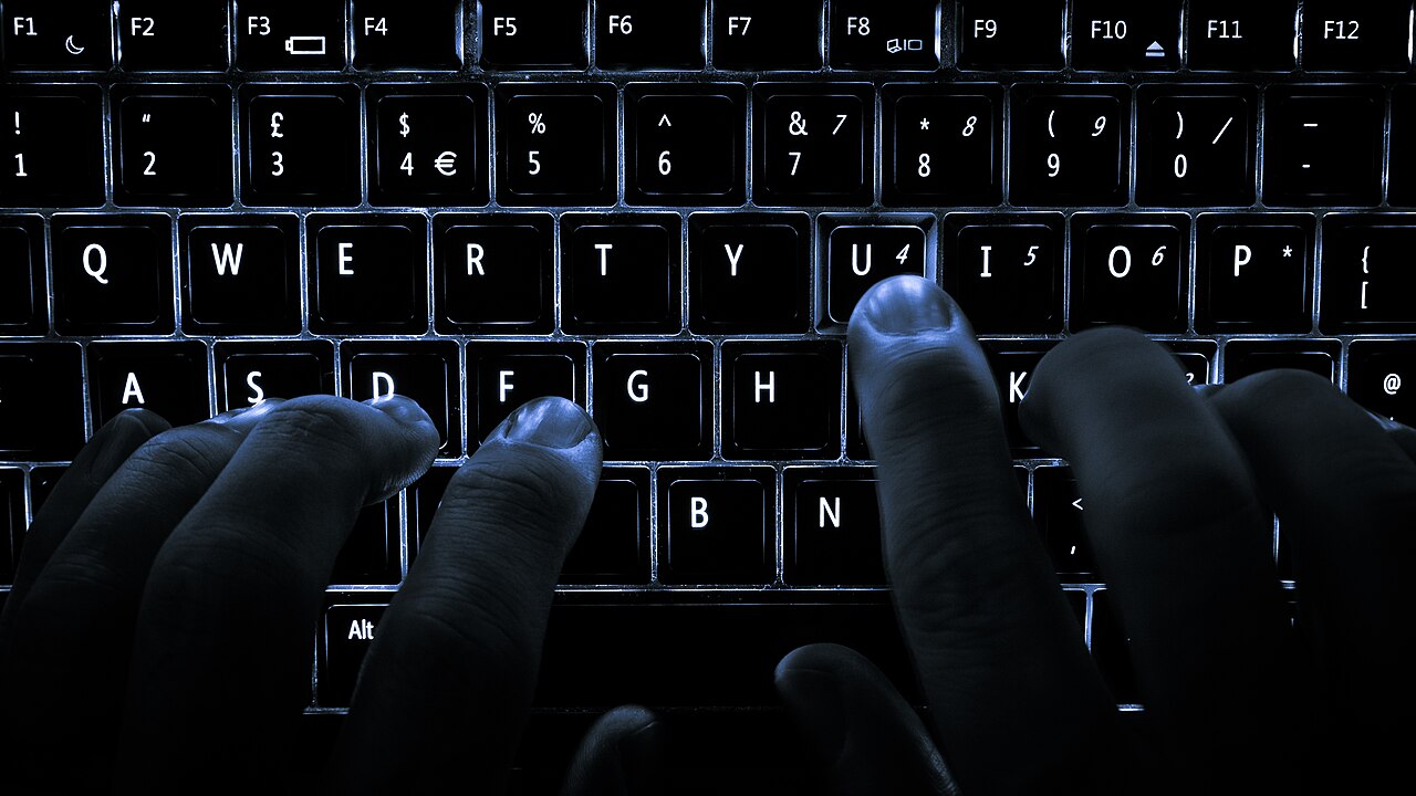 Bàn phím laptop có đèn nền và bàn di chuột cảm ứng đa điểm
