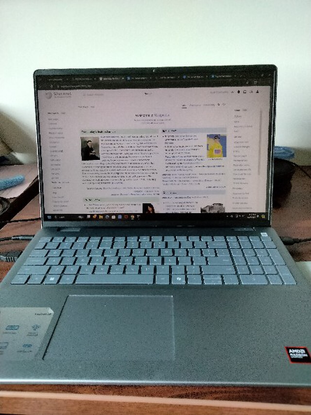 Laptop Dell Inspiron 16 vỏ nhôm truyền thống trước khi quy hoạch lại thương hiệu
