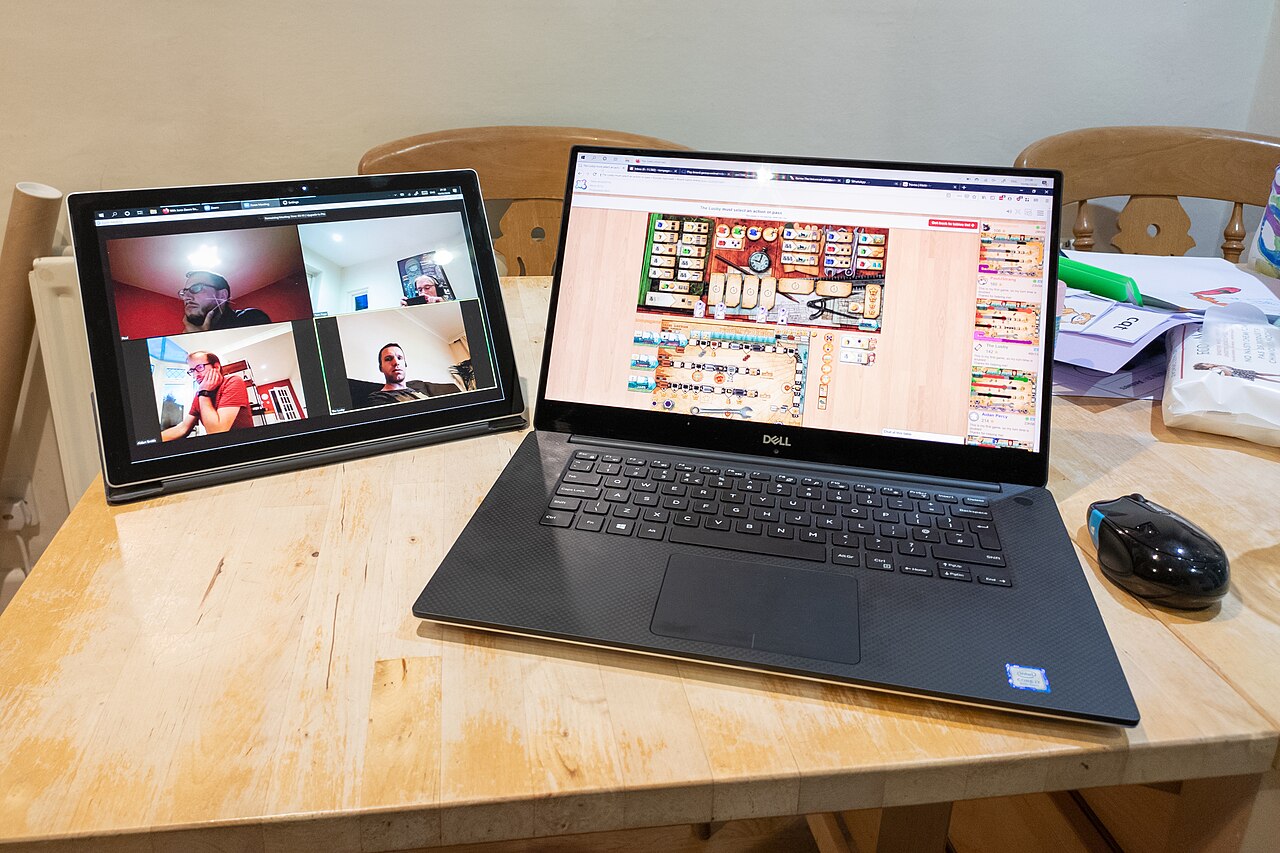 Các dòng laptop Windows cao cấp như Dell XPS và Microsoft Surface Pro