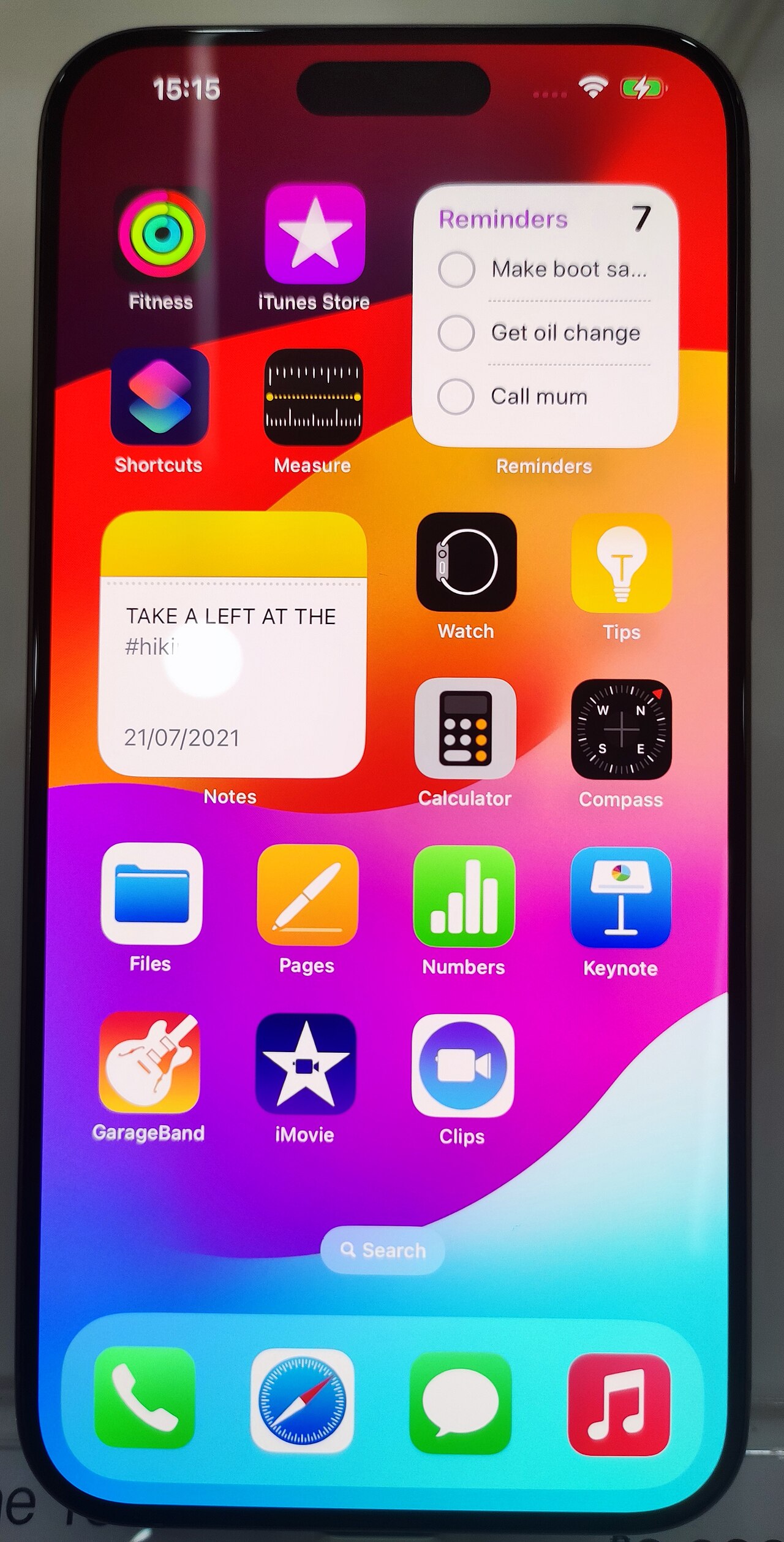 Mặt trước iPhone 15 Pro Max để minh họa vùng kiểm tra màn hình