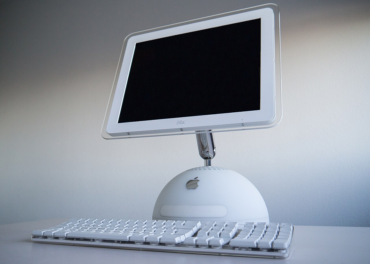 Máy iMac G4 năm 2002 với màn hình gắn trên cần kim loại và đế tròn