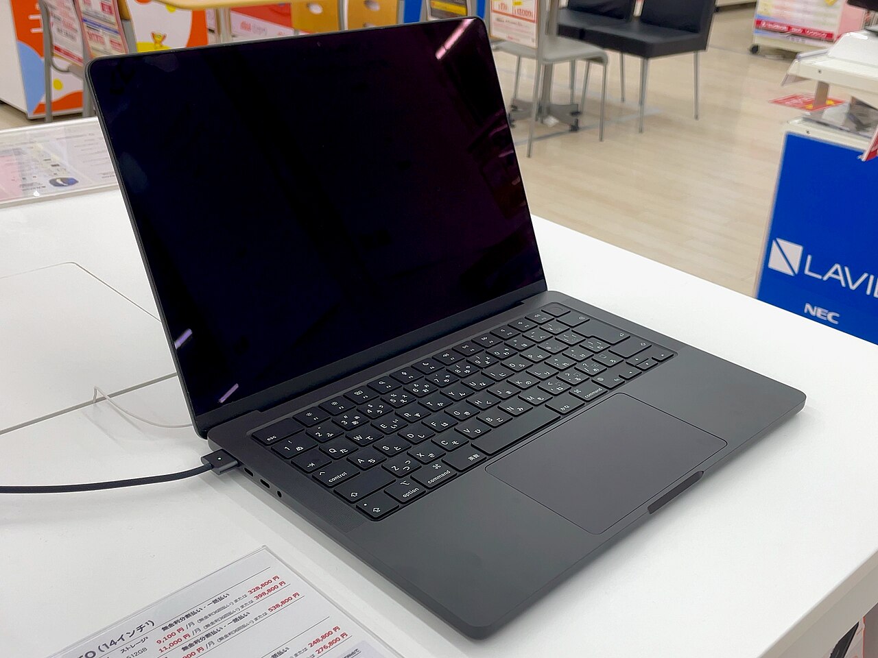 MacBook Pro 14 inch thiết kế kim loại nguyên khối chuyên nghiệp
