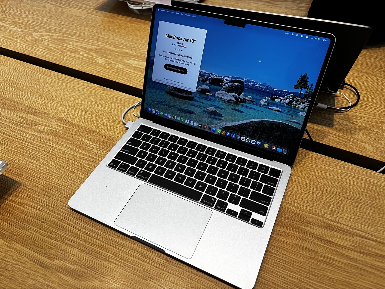 MacBook Air phiên bản màu Bạc sang trọng