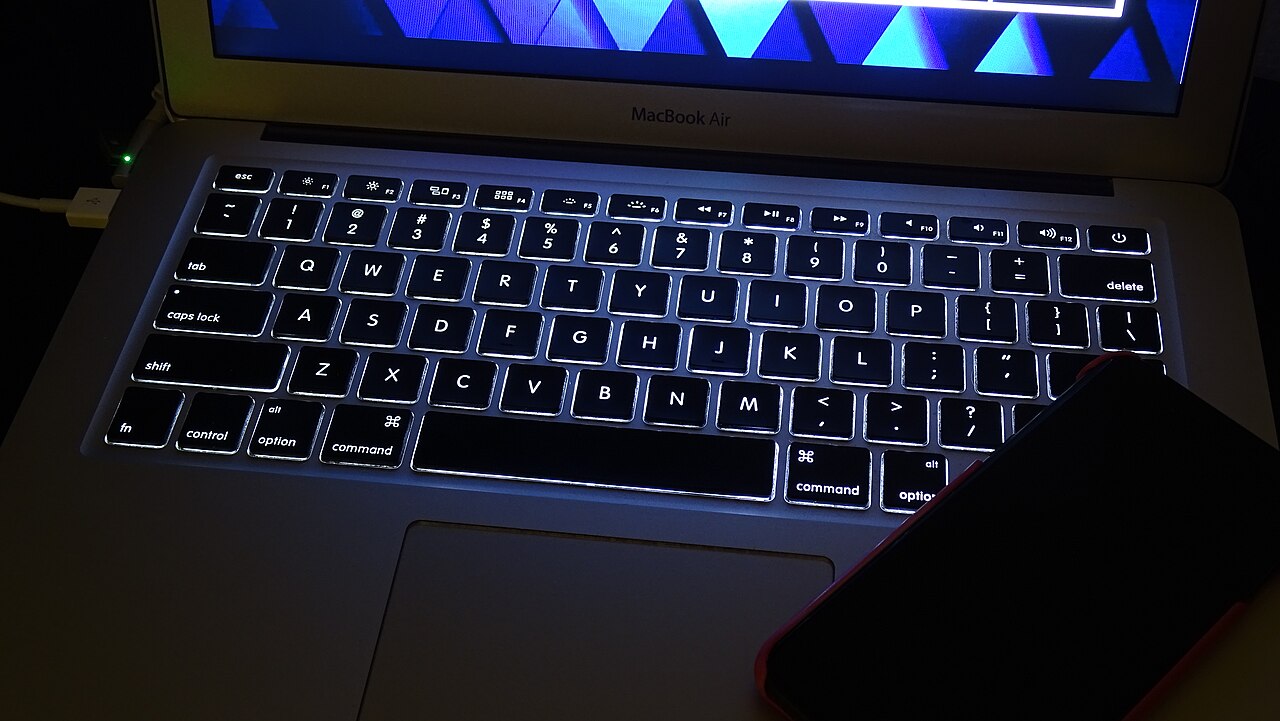 Bàn phím MacBook Air với các phím bổ trợ Command và Option