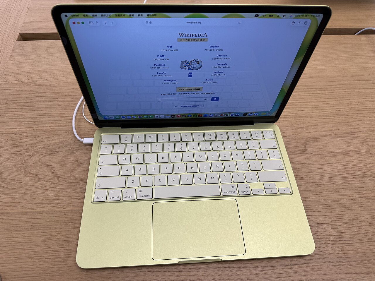 Dòng máy MacBook Neo trưng bày tại Apple Store
