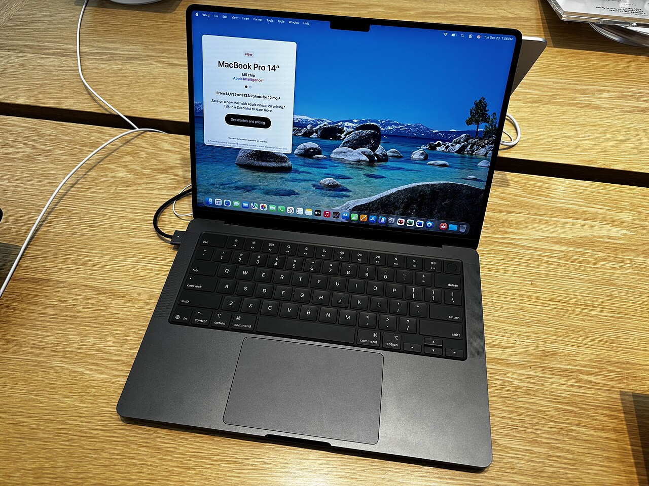 MacBook Pro thế hệ mới chip Apple đáp ứng nhu cầu chạy ứng dụng đa nền tảng