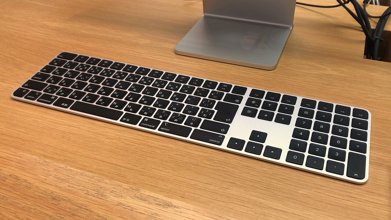 Bàn phím Apple Magic Keyboard với cụm phím tắt và cảm biến Touch ID