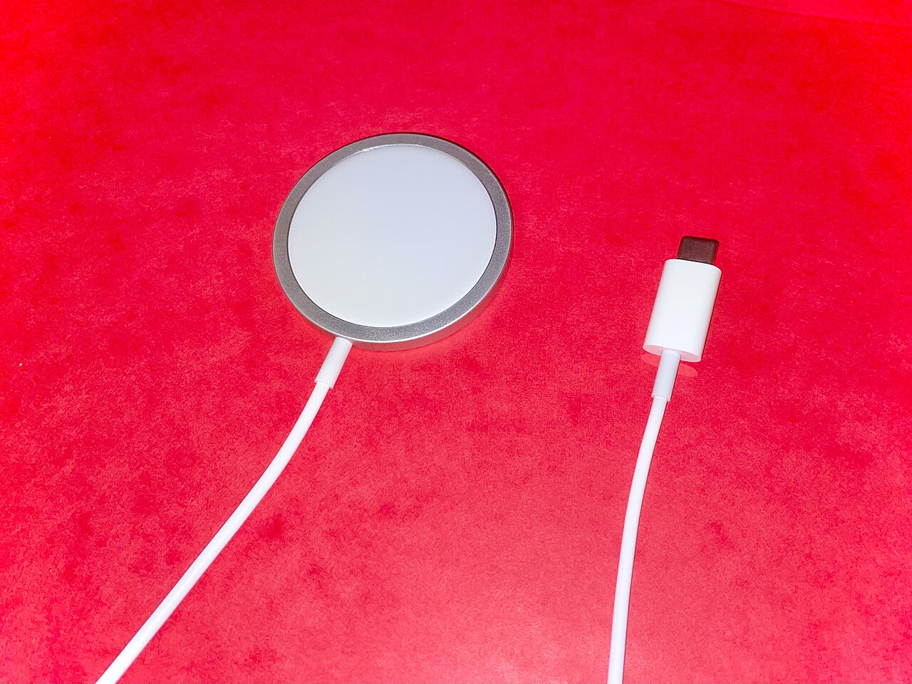Đế sạc không dây MagSafe và dây cáp USB-C kết nối cho điện thoại iPhone