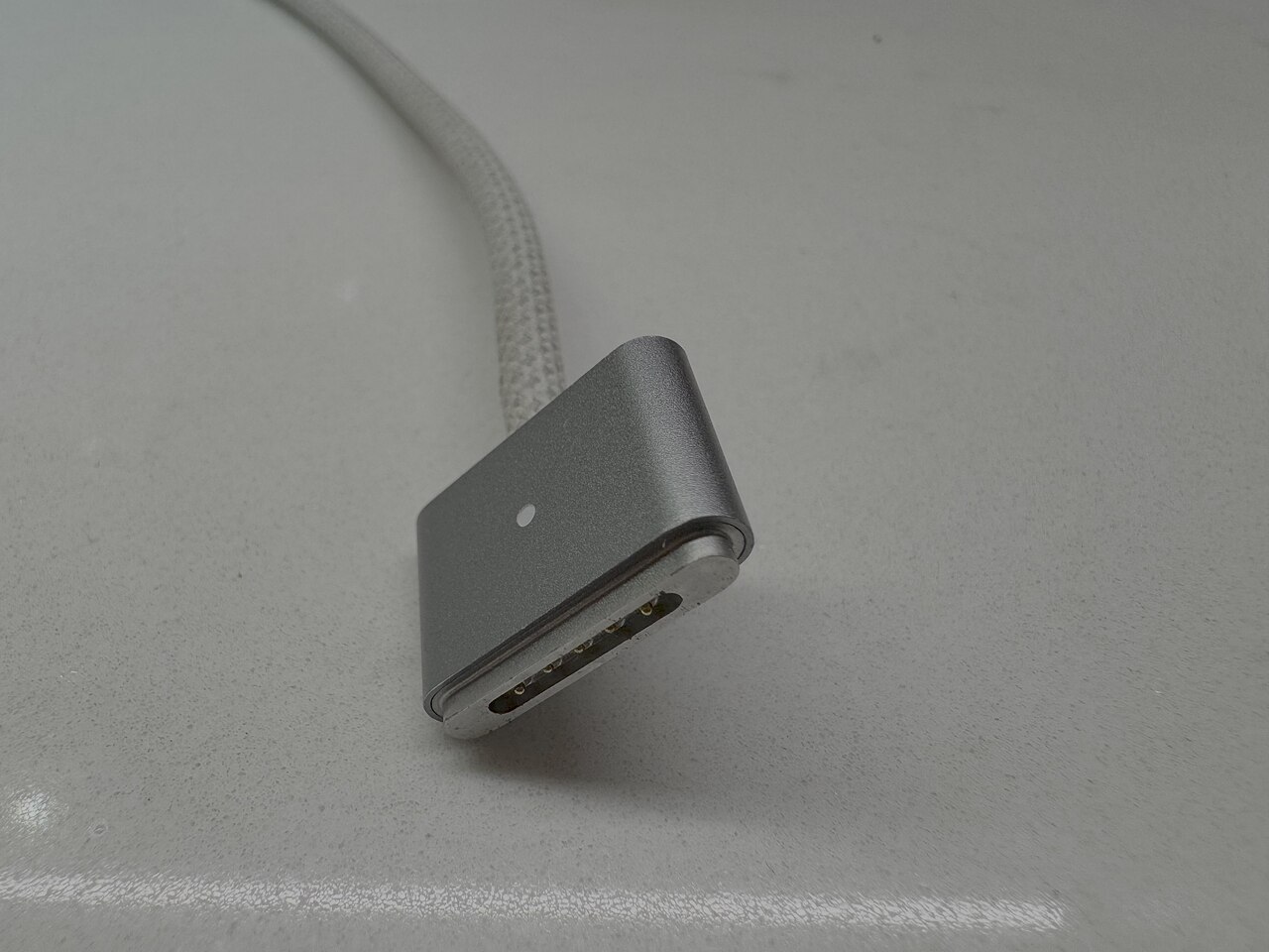 Đầu cáp MagSafe 3 cắm vào MacBook