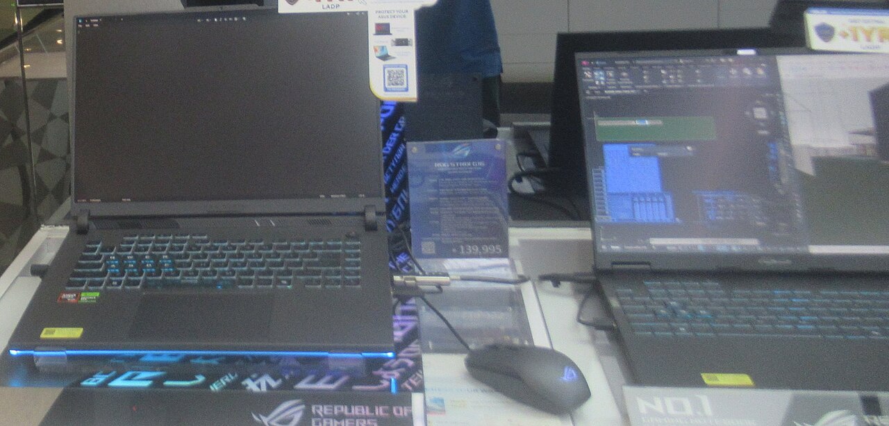 Laptop ROG Strix G16 trưng bày tại cửa hàng