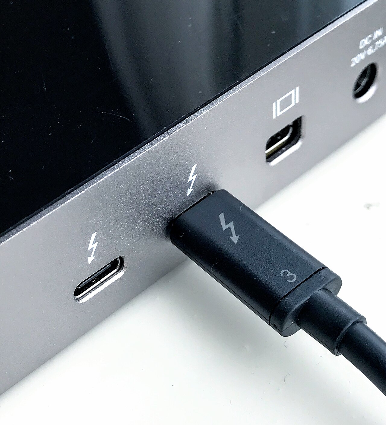 Cáp Thunderbolt 3 được cắm vào trạm OWC Thunderbolt 3 Dock