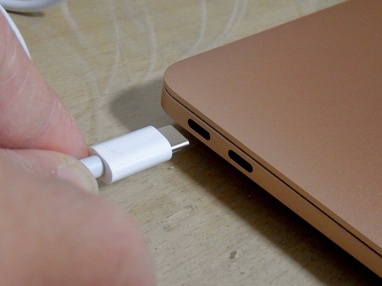Kiểm tra chắc chắn cổng và cáp Thunderbolt kết nối giữa MacBook và màn hình