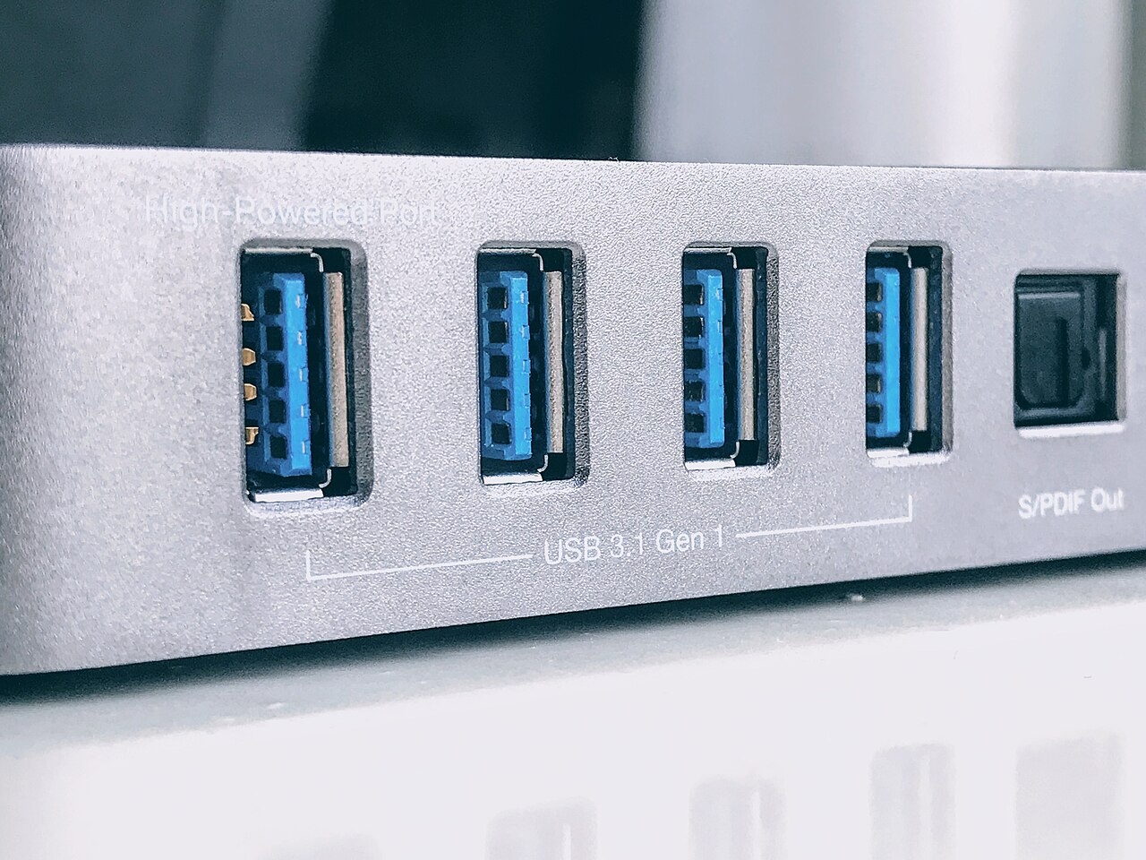 Các cổng USB-A tốc độ cao trên trạm dock mở rộng dùng kết nối thiết bị ngoại vi