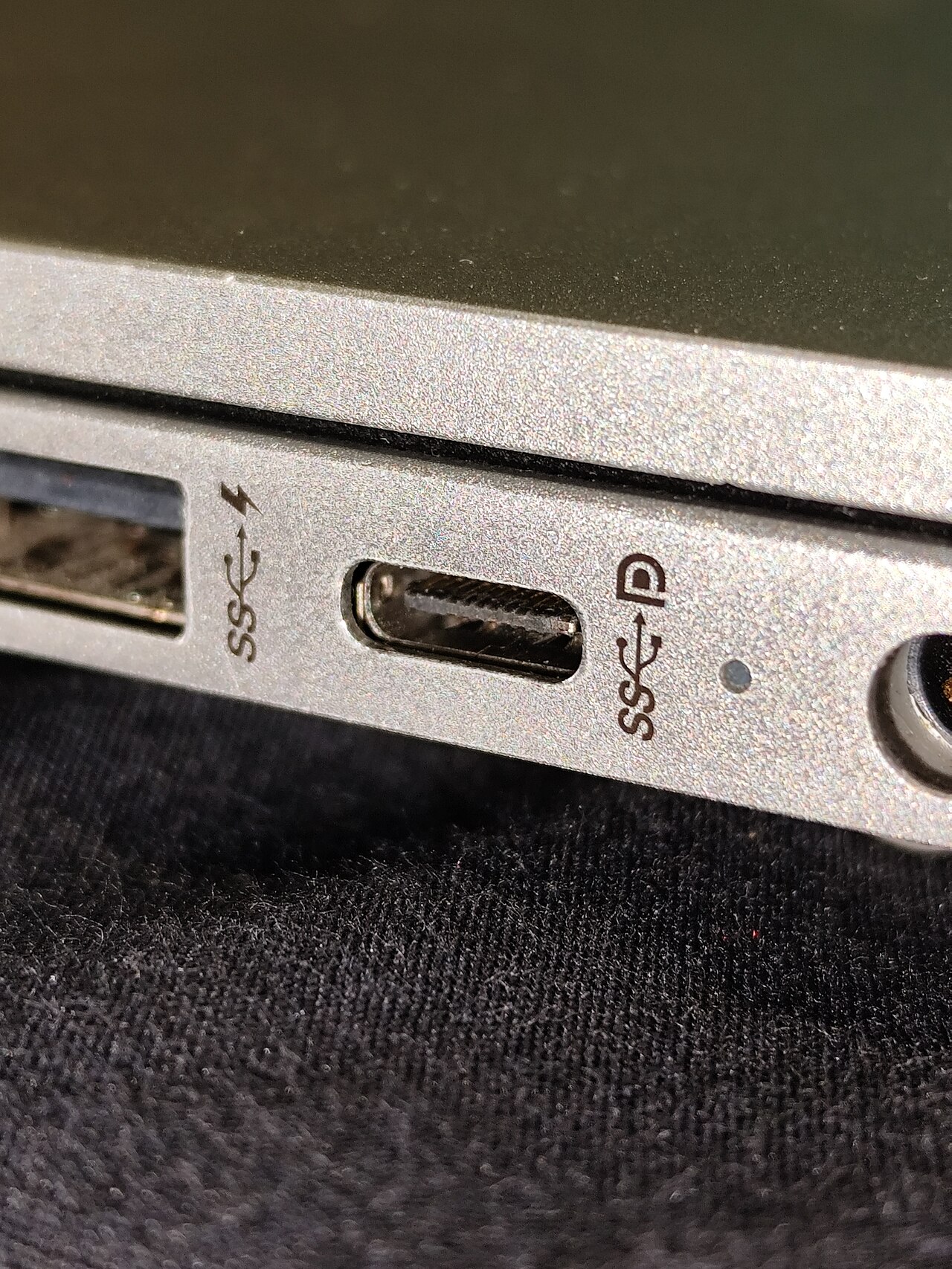 Cổng kết nối USB-C và jack cắm tai nghe trên thân máy laptop