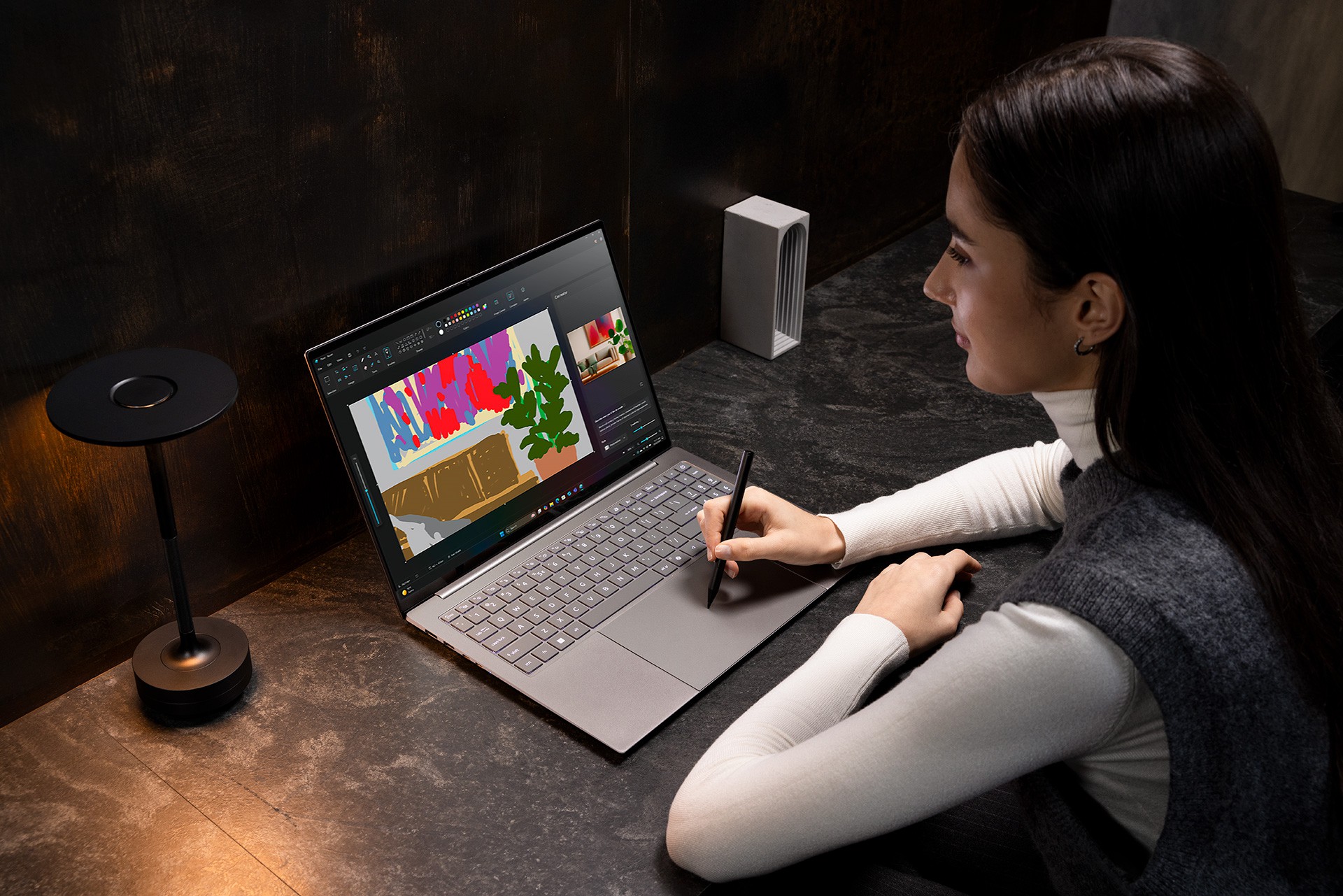 Người dùng thao tác trên laptop Acer mỏng nhẹ khi làm nội dung