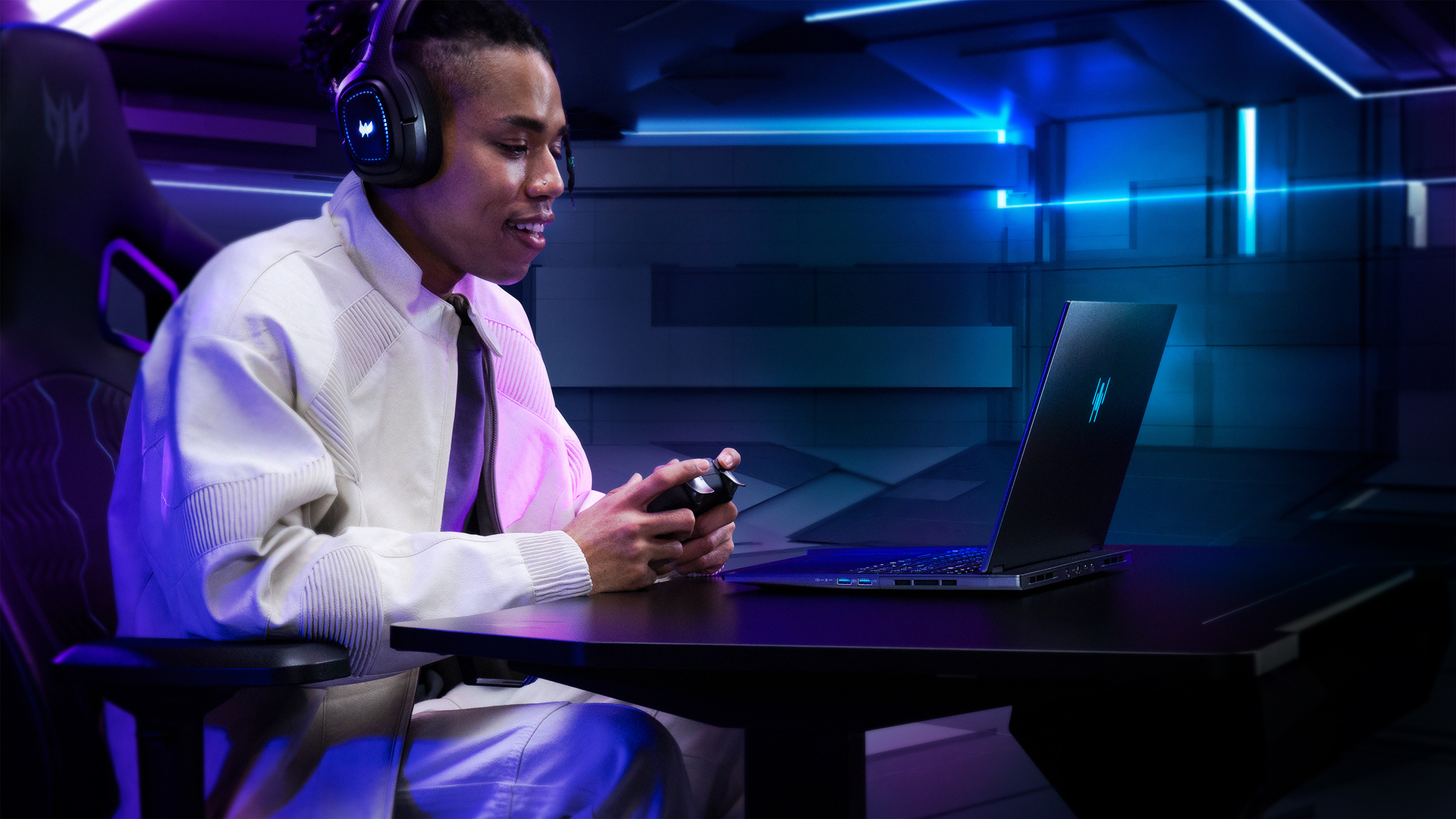 Người dùng chơi game với laptop Acer Predator trong không gian ánh sáng xanh tím