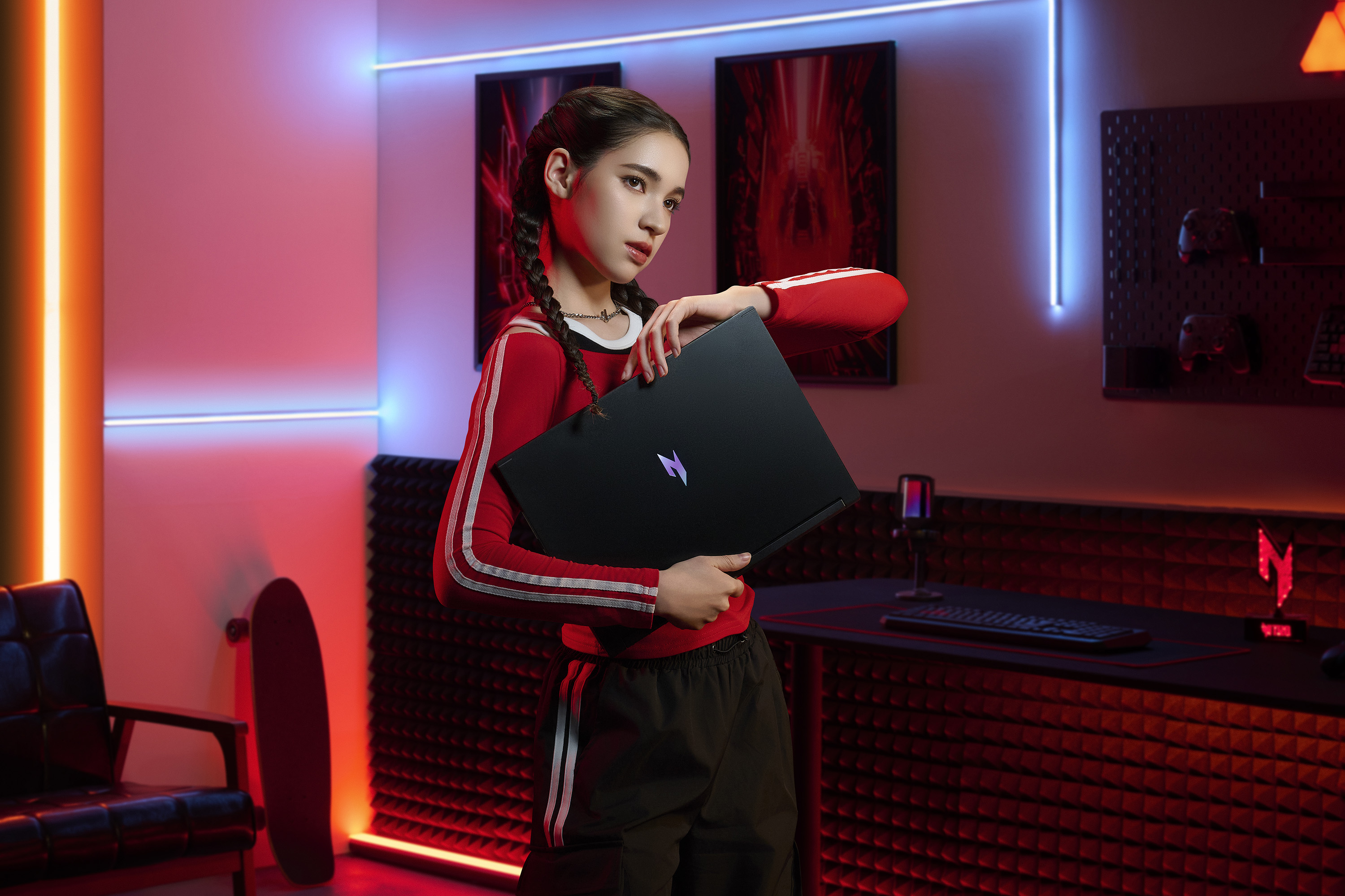 Laptop Acer Nitro với logo chữ N trên nắp máy trong bối cảnh chơi game