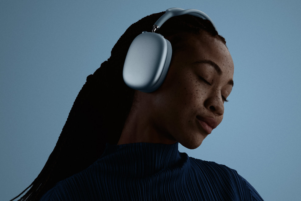 Người dùng đeo AirPods Max 2 màu xanh dương
