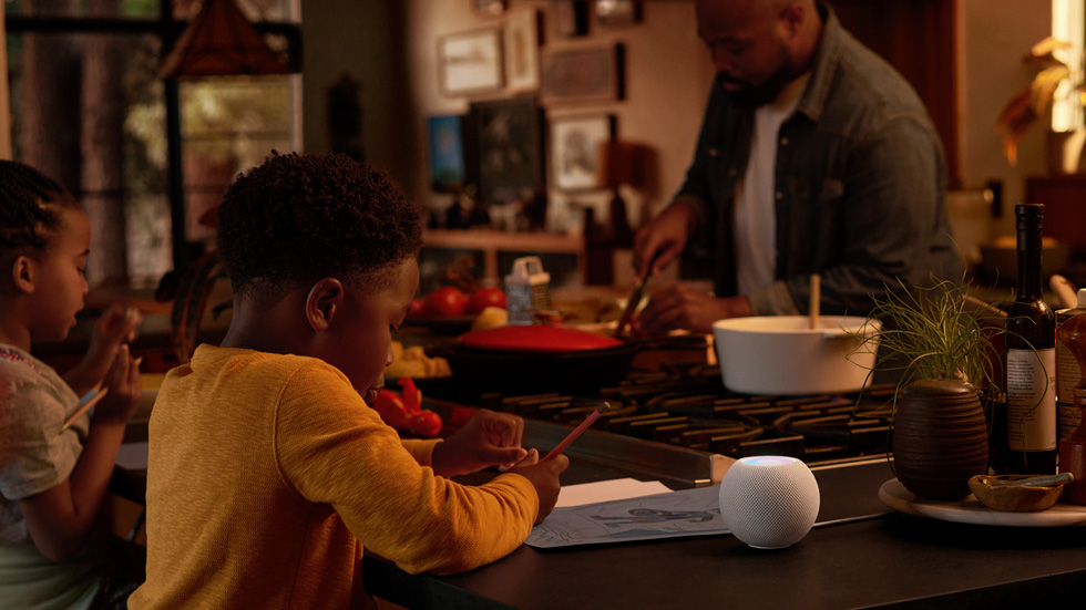 HomePod mini thế hệ hiện tại đặt trên kệ bếp