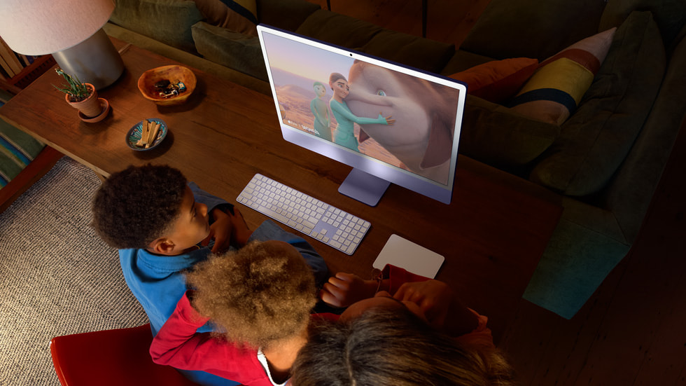iMac trong ảnh có màn hình cần được lau theo đúng loại mặt kính