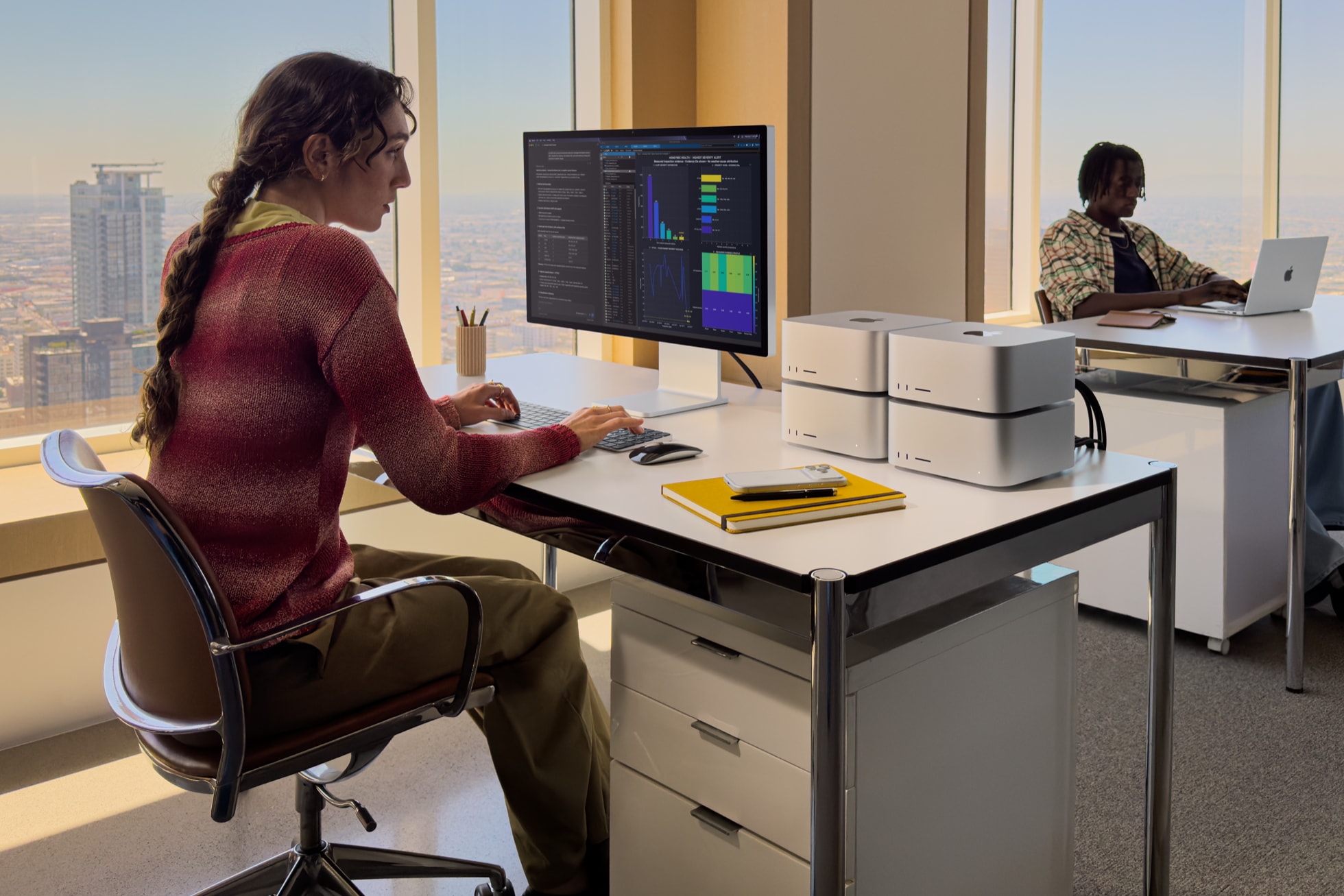 Mac Studio đặt trên bàn làm việc chuyên nghiệp cùng màn hình Studio Display