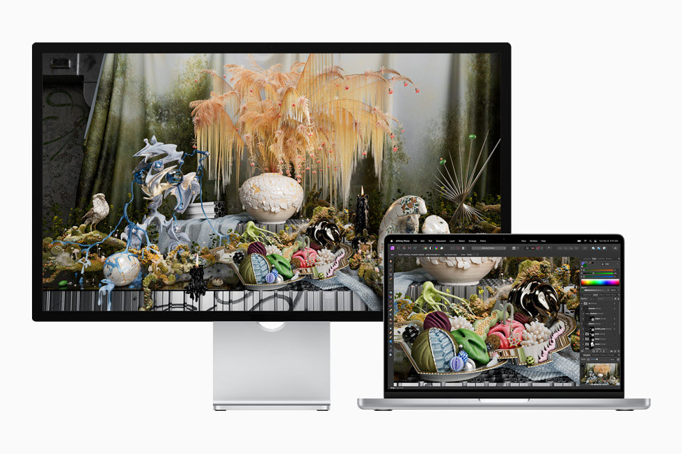 MacBook Pro kết nối với màn hình Apple Studio Display qua cáp Thunderbolt