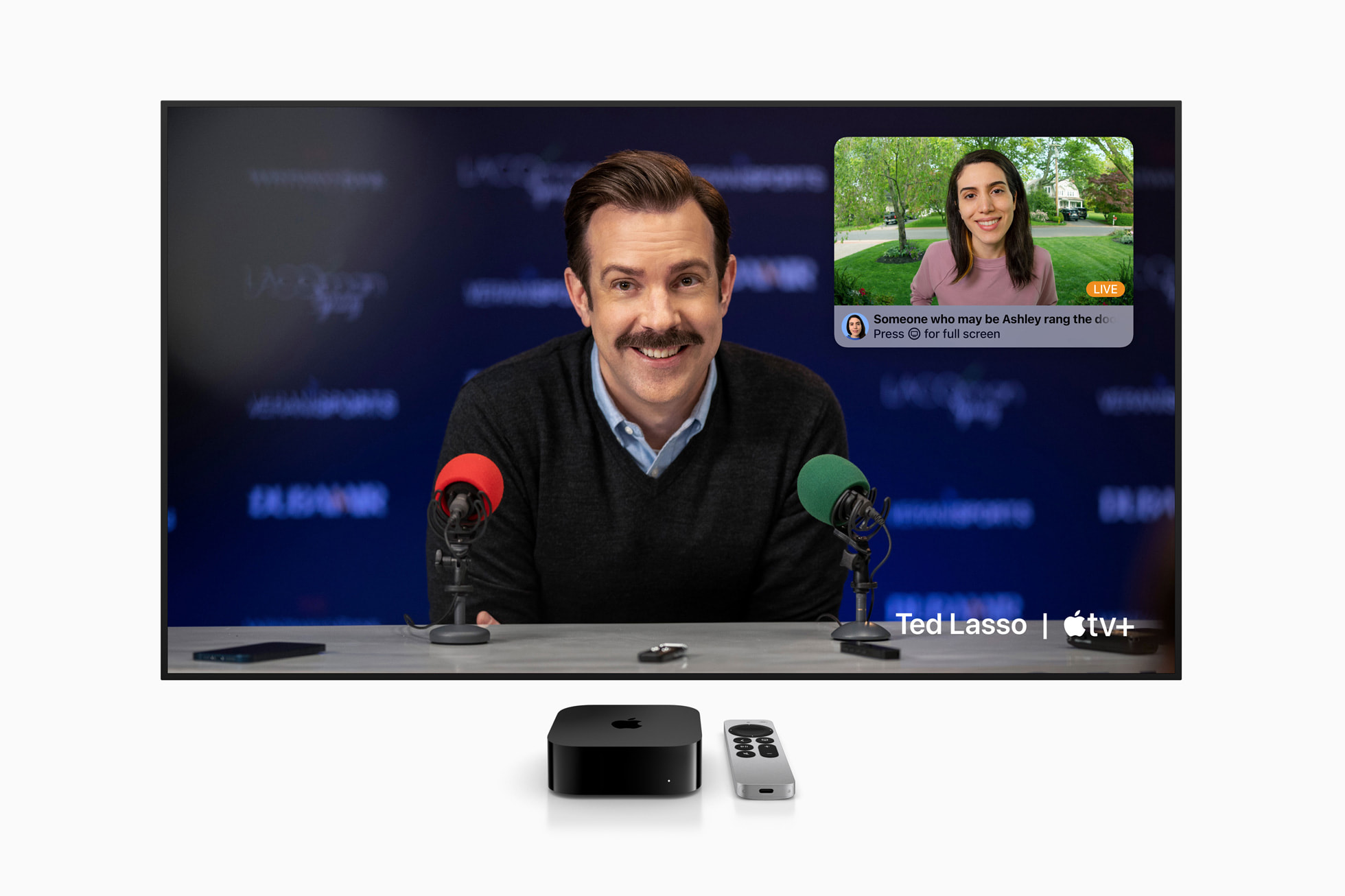 Apple TV hiển thị hình ảnh camera chuông cửa ở góc màn hình khi đang xem phim