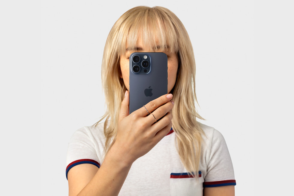 Người dùng cầm iPhone, minh họa tính năng bảo mật và quyền riêng tư của Apple
