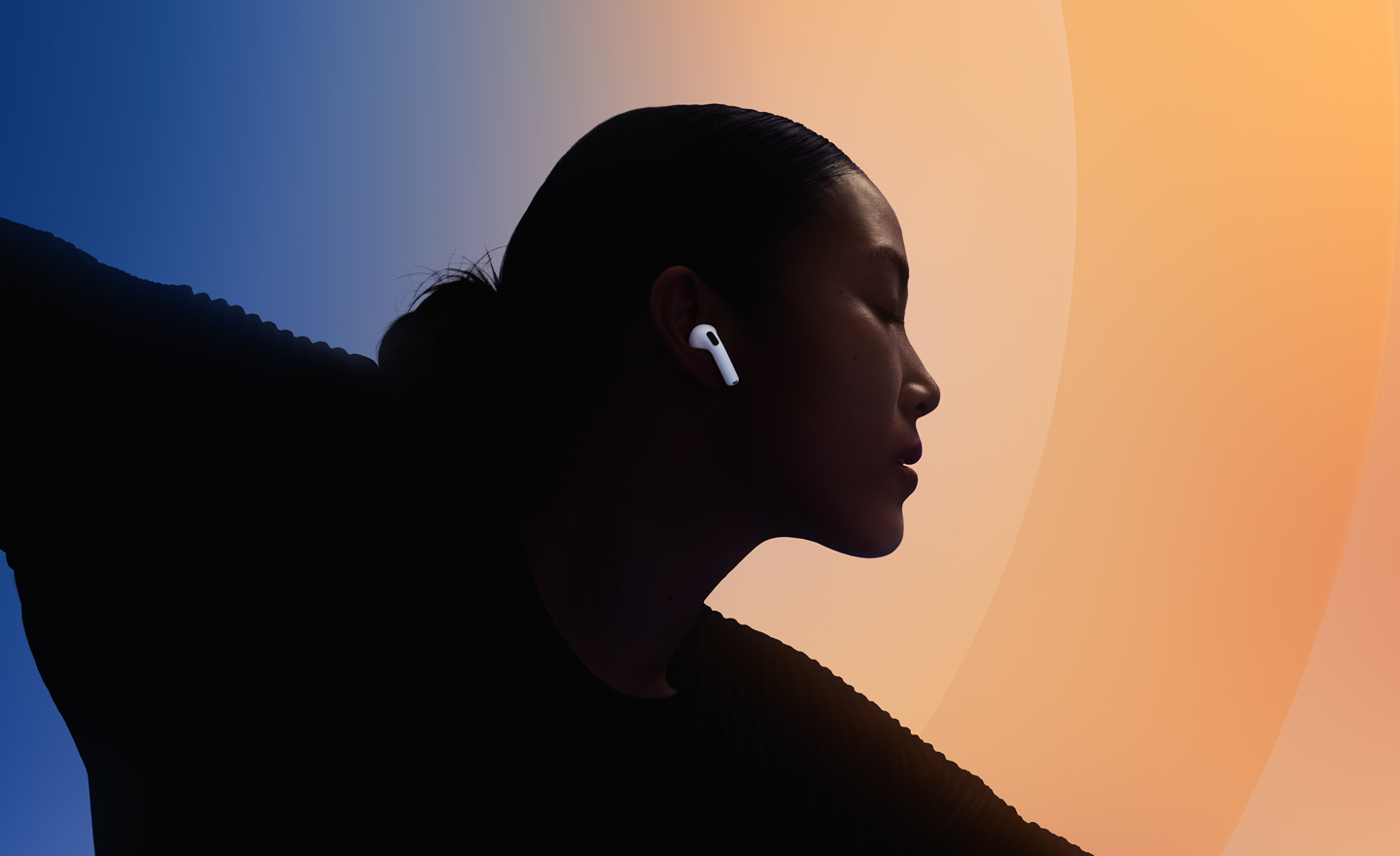 Người dùng đeo AirPods 5 nghe nhạc