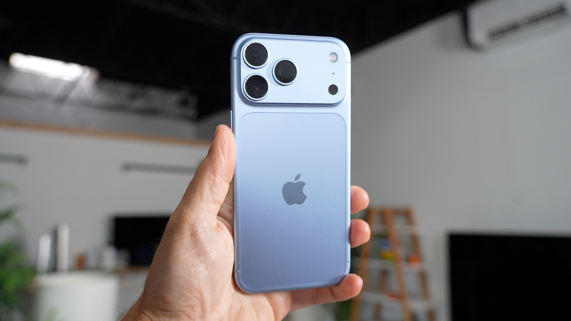 iPhone 18 Pro Max màu Băng thanh cầm trên tay