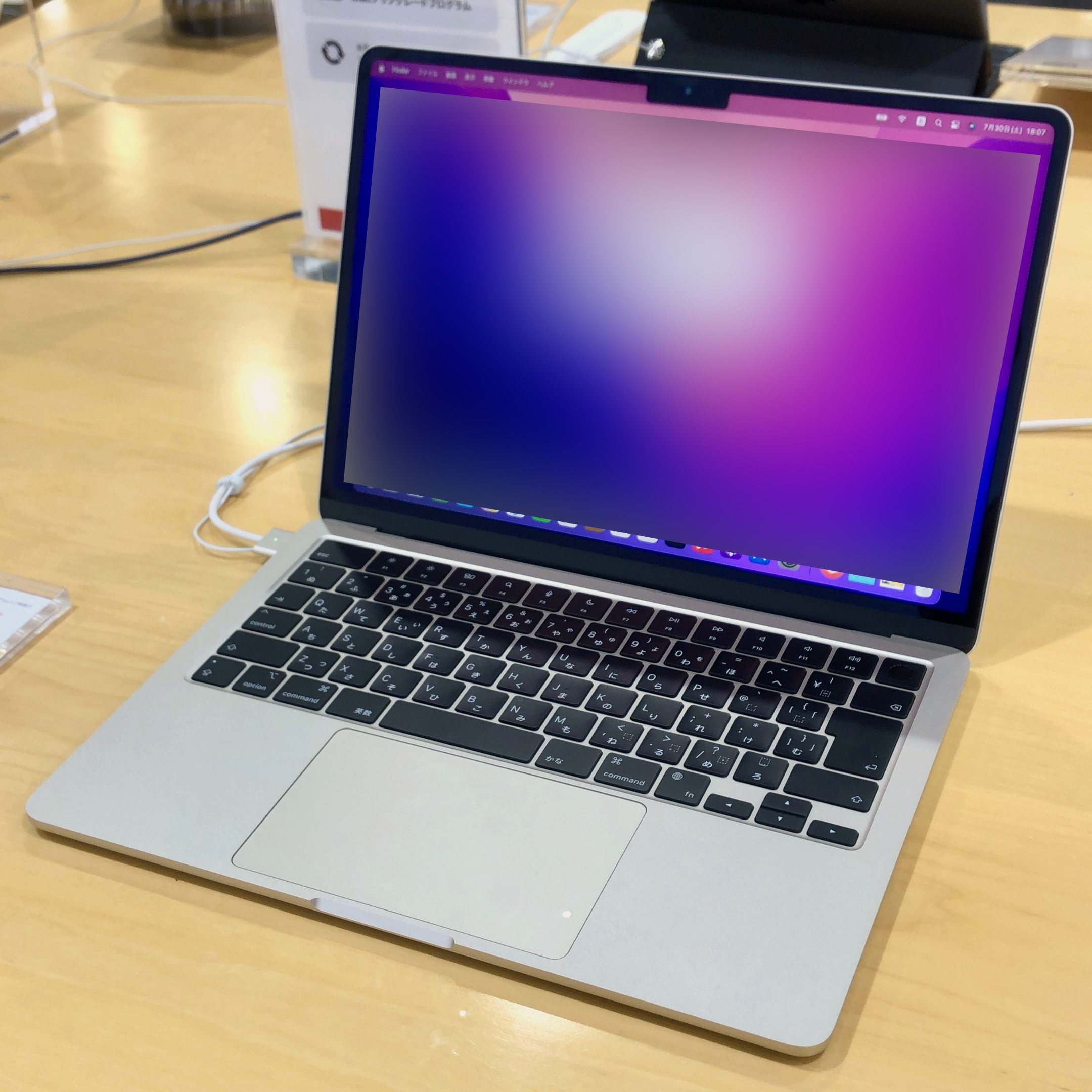 MacBook Air M2 màu Starlight với thiết kế bản lề liền thân