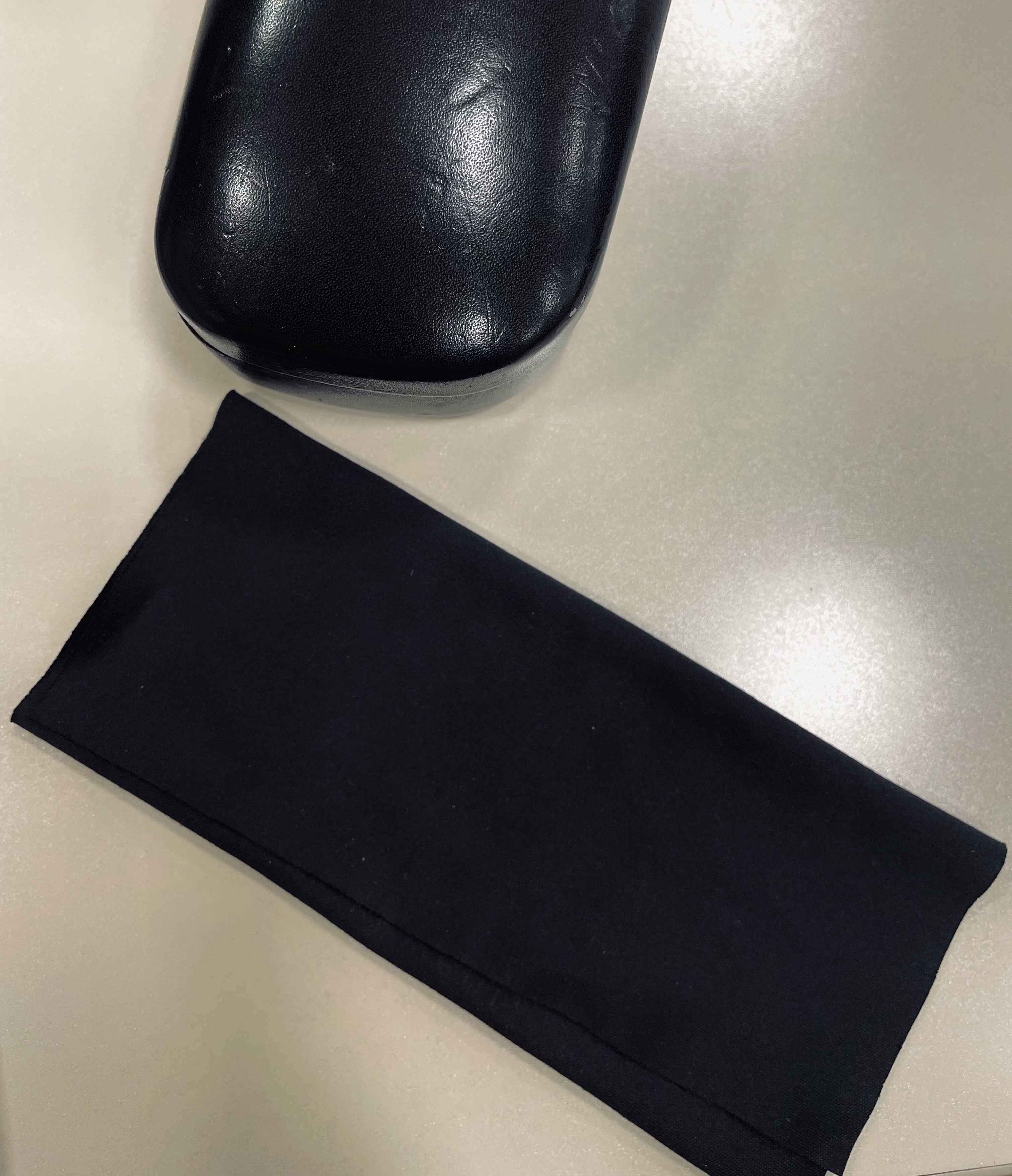 Khăn vi sợi microfiber mềm không xơ phù hợp khi lau thiết bị công nghệ