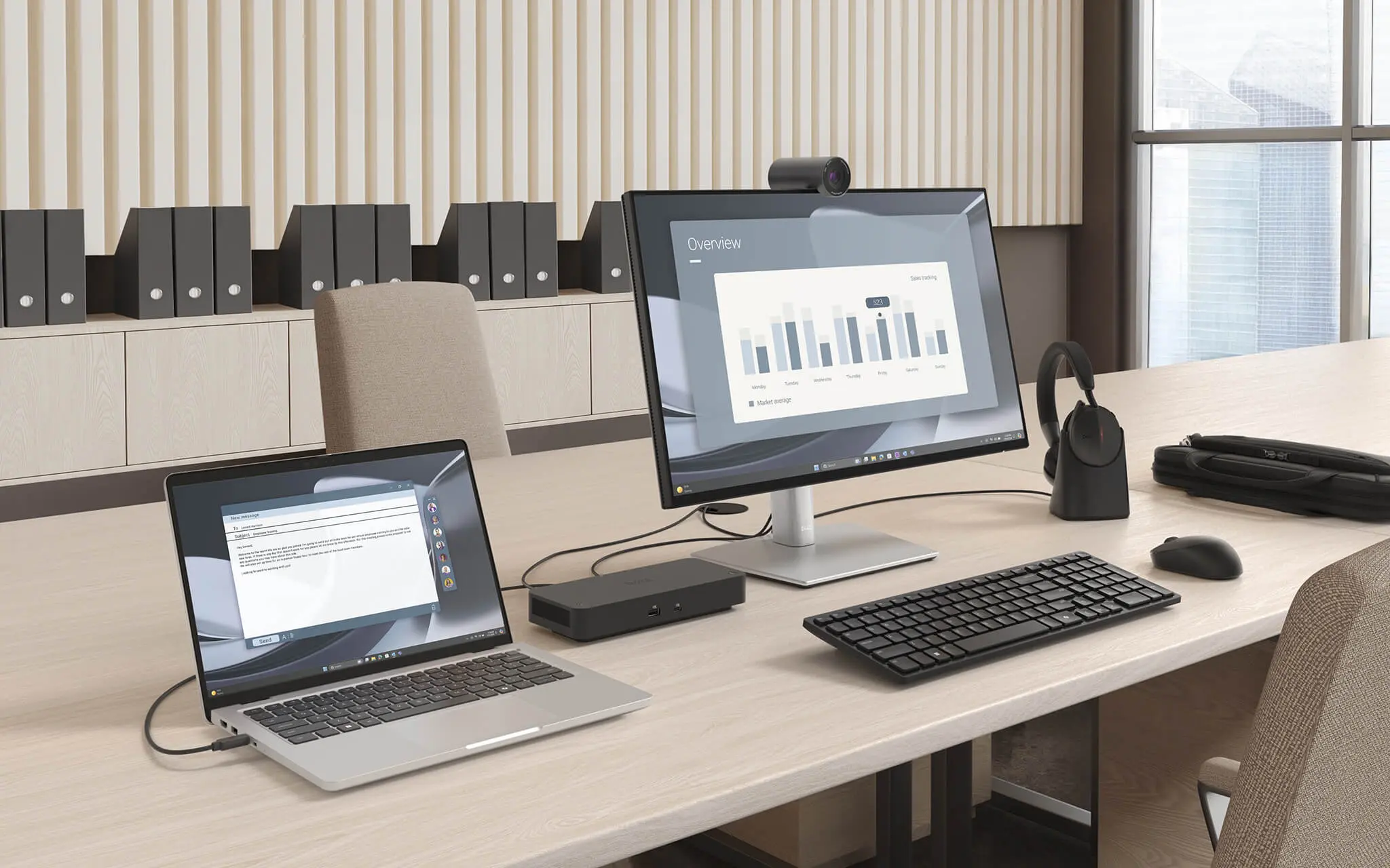 Dell Pro 14 Plus PB14255 trong không gian làm việc