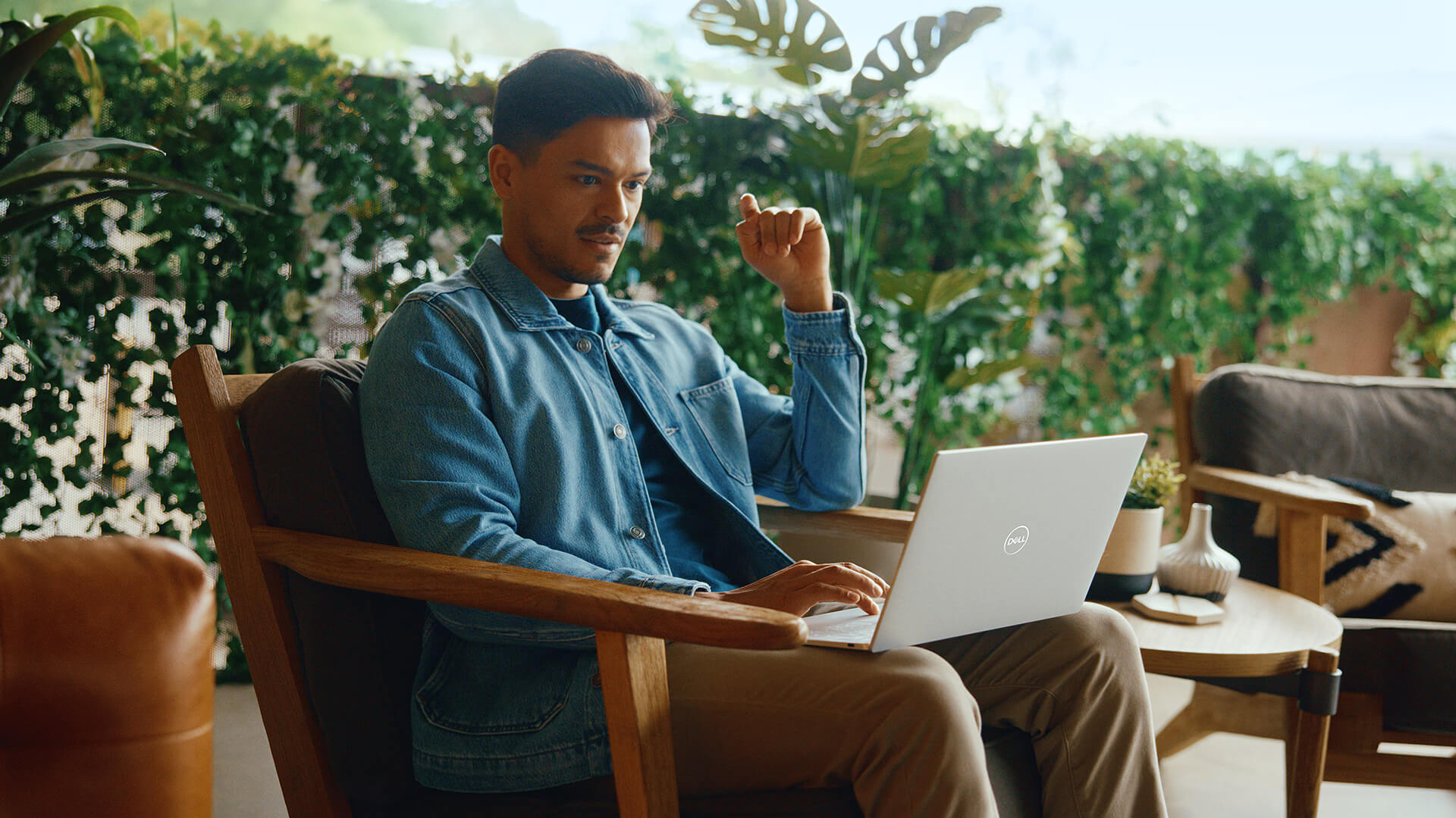 Làm việc ngoài trời với Dell XPS 13 9345