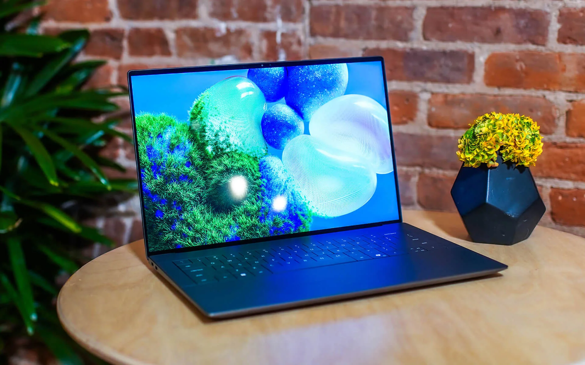 Dell XPS 14 9440 trên bàn làm việc