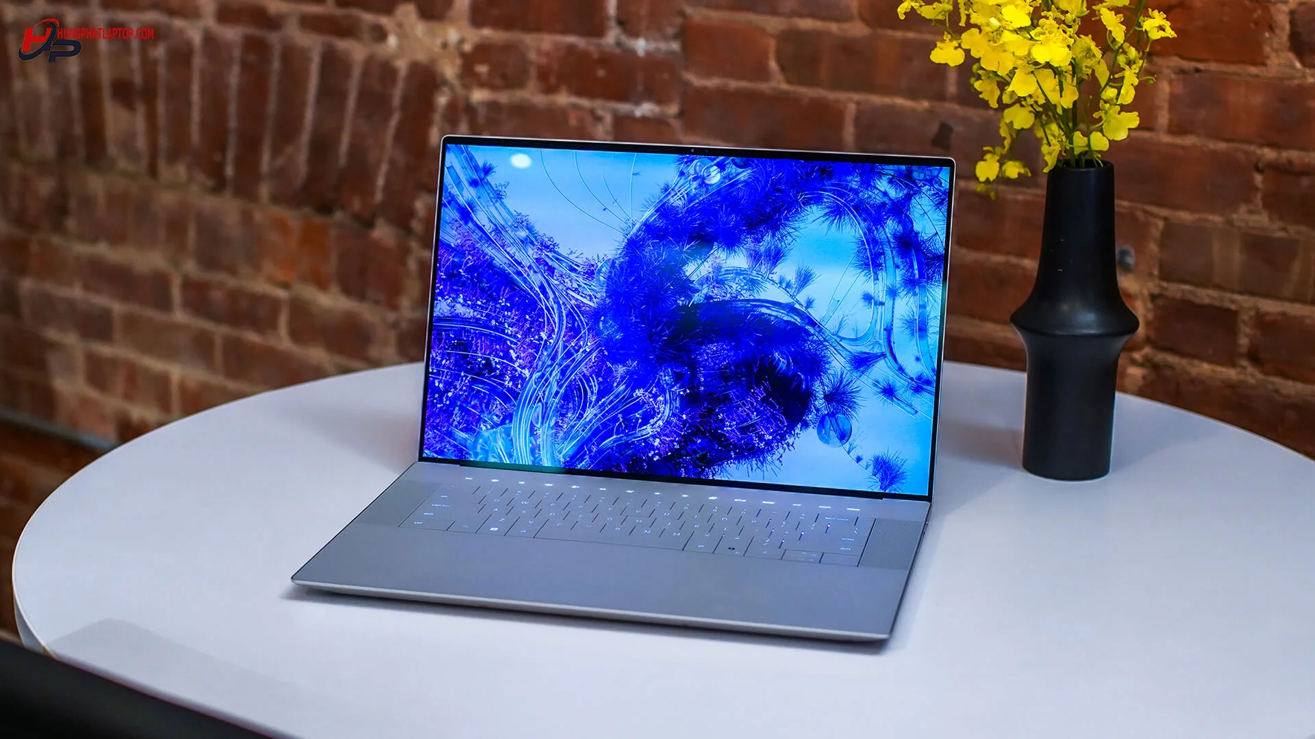 Dell XPS 16 9640 trên bàn làm việc