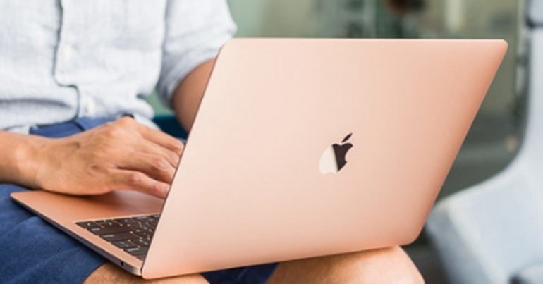 Dùng MacBook Air 2019 màu vàng hồng khi làm việc