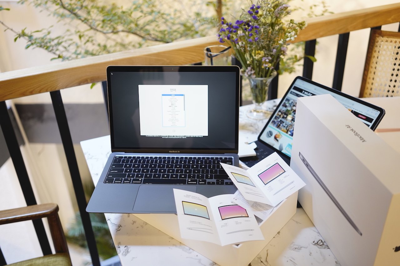 MacBook Air 2020 Intel màu xám không gian mở màn hình