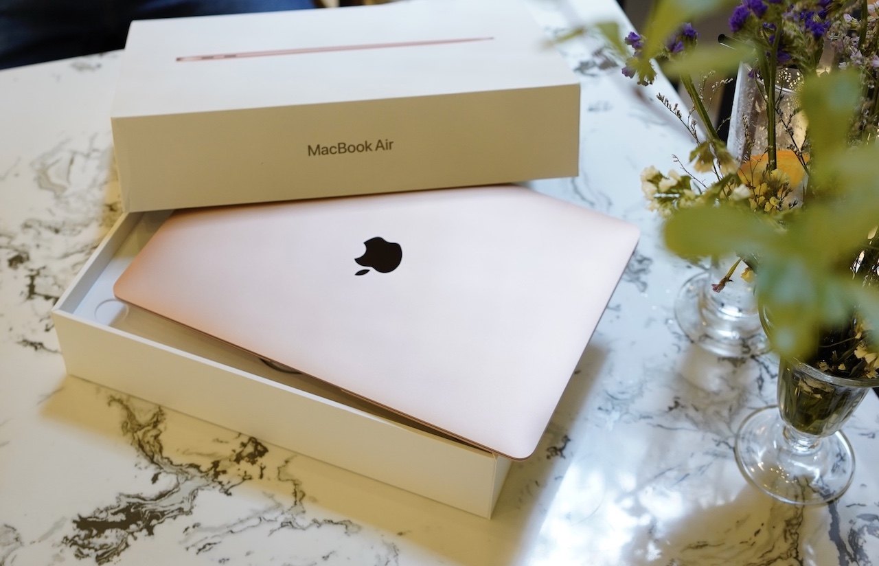 Mặt lưng MacBook Air 2020 màu vàng bên cạnh hộp