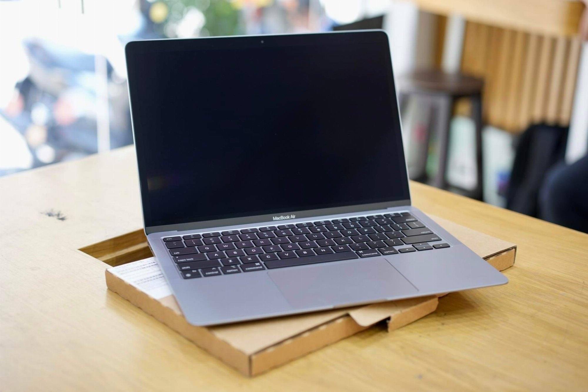 MacBook Air M1 màu xám không gian đặt trên bàn gỗ
