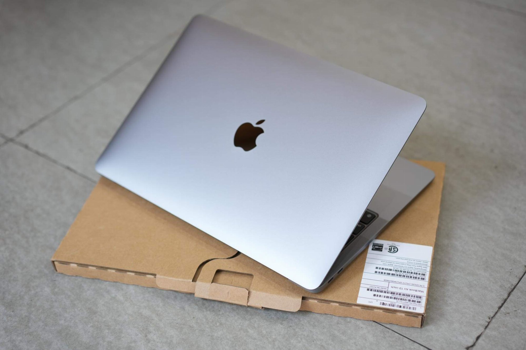 Mặt lưng nhôm MacBook Air M1 màu bạc