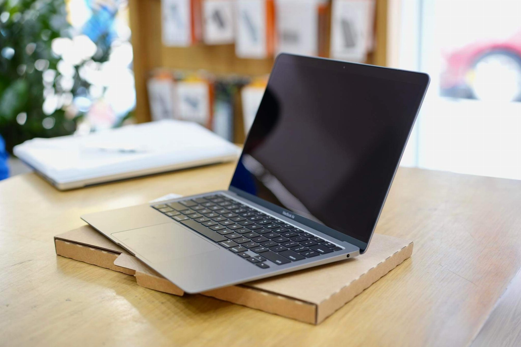 MacBook Air M1 mở nghiêng khoe bàn phím