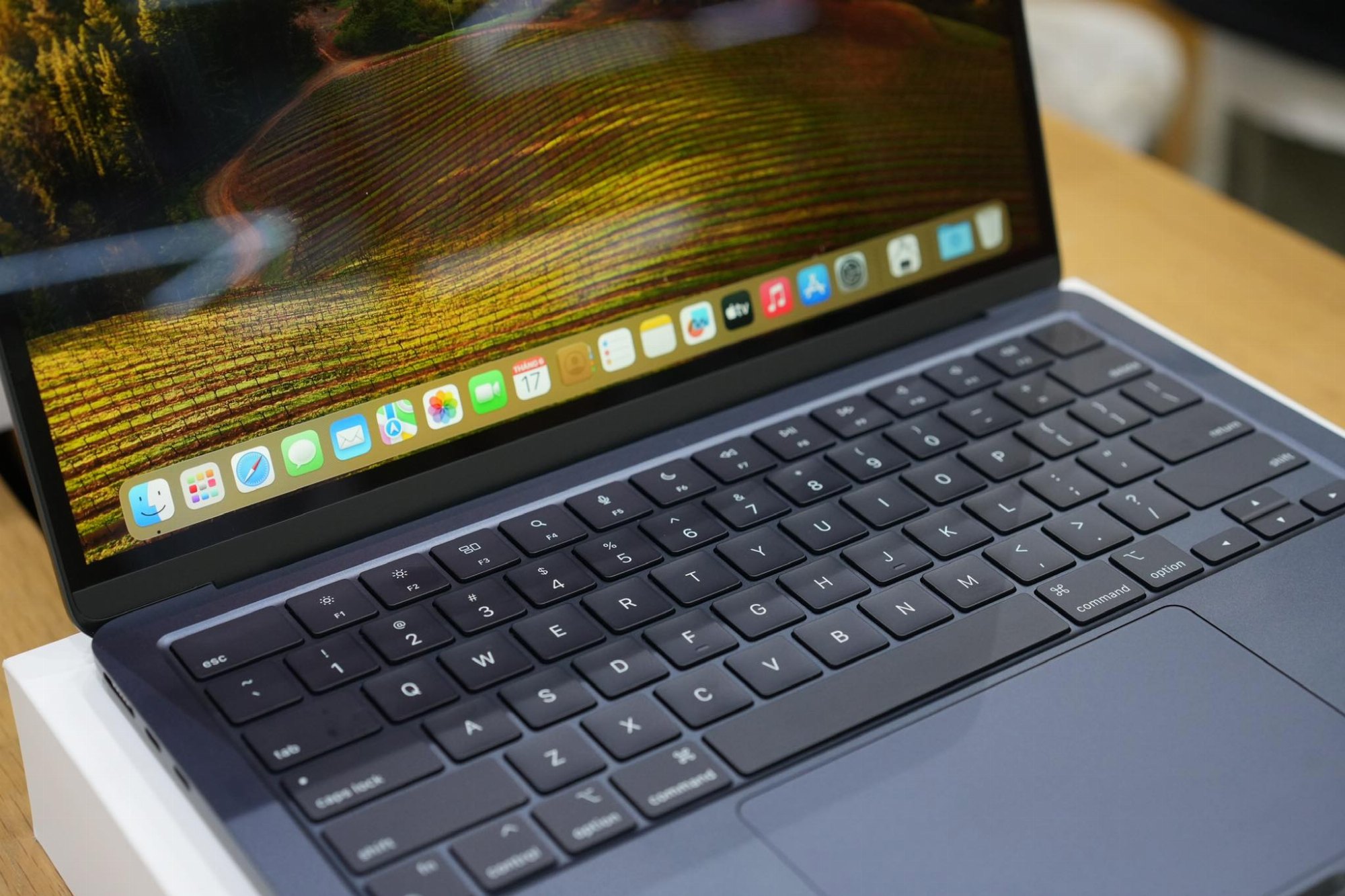 Bàn phím và màn hình Liquid Retina của MacBook Air M2