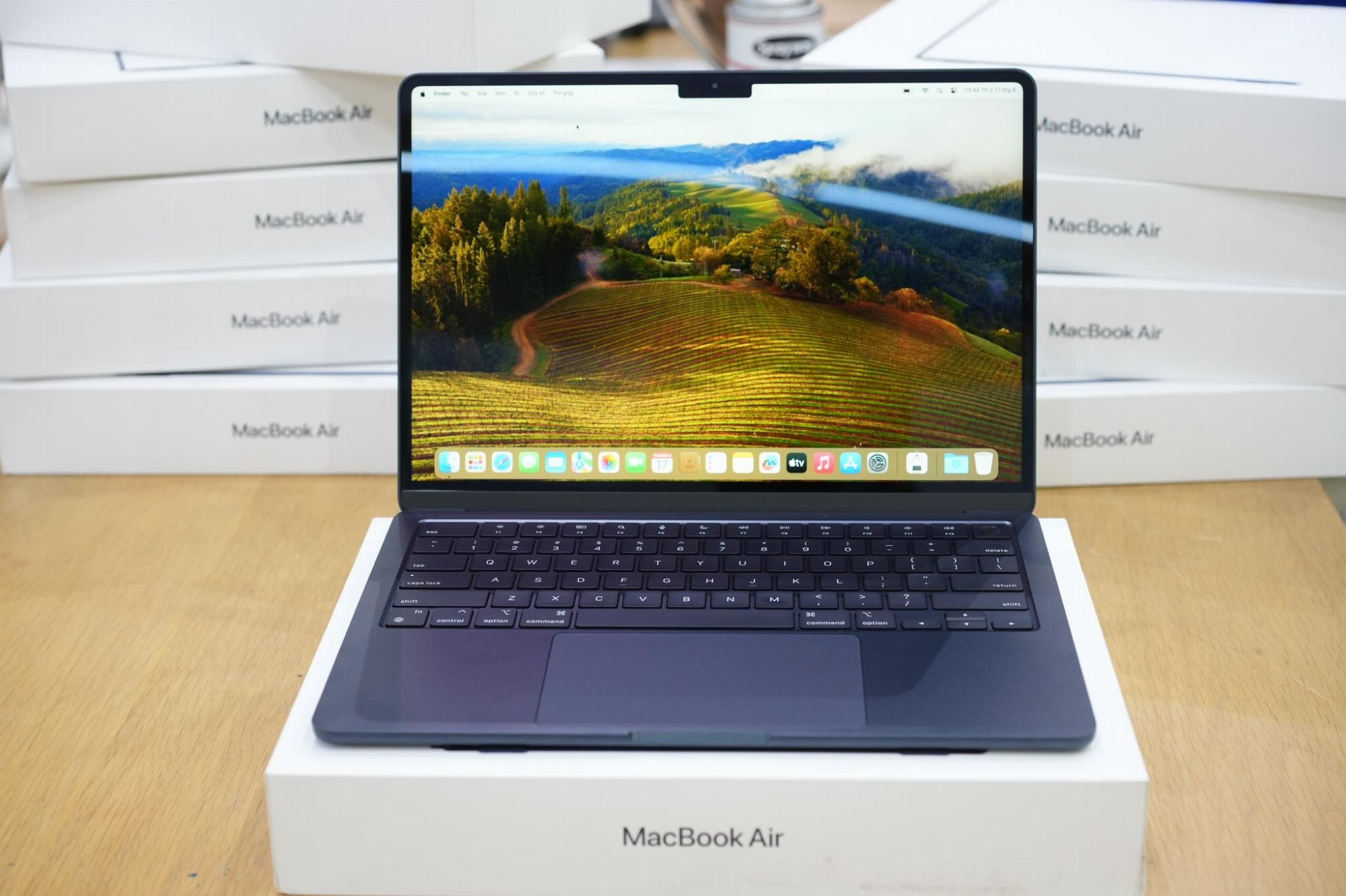 MacBook Air M2 13 inch mở màn hình trên hộp máy