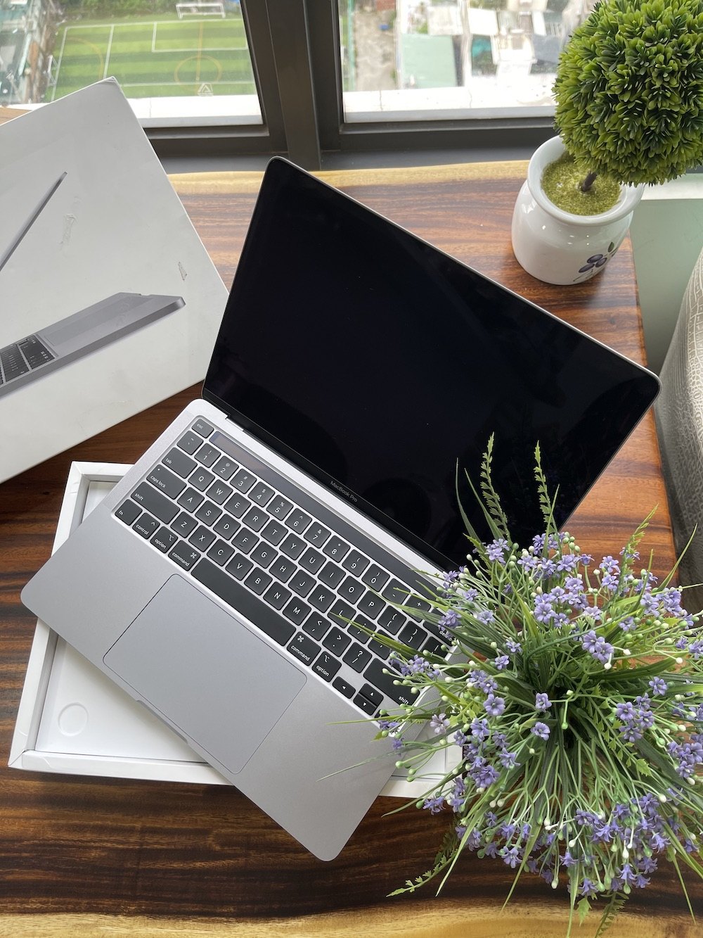 MacBook Pro 13 inch 2020 Intel cũ mở trên bàn làm việc