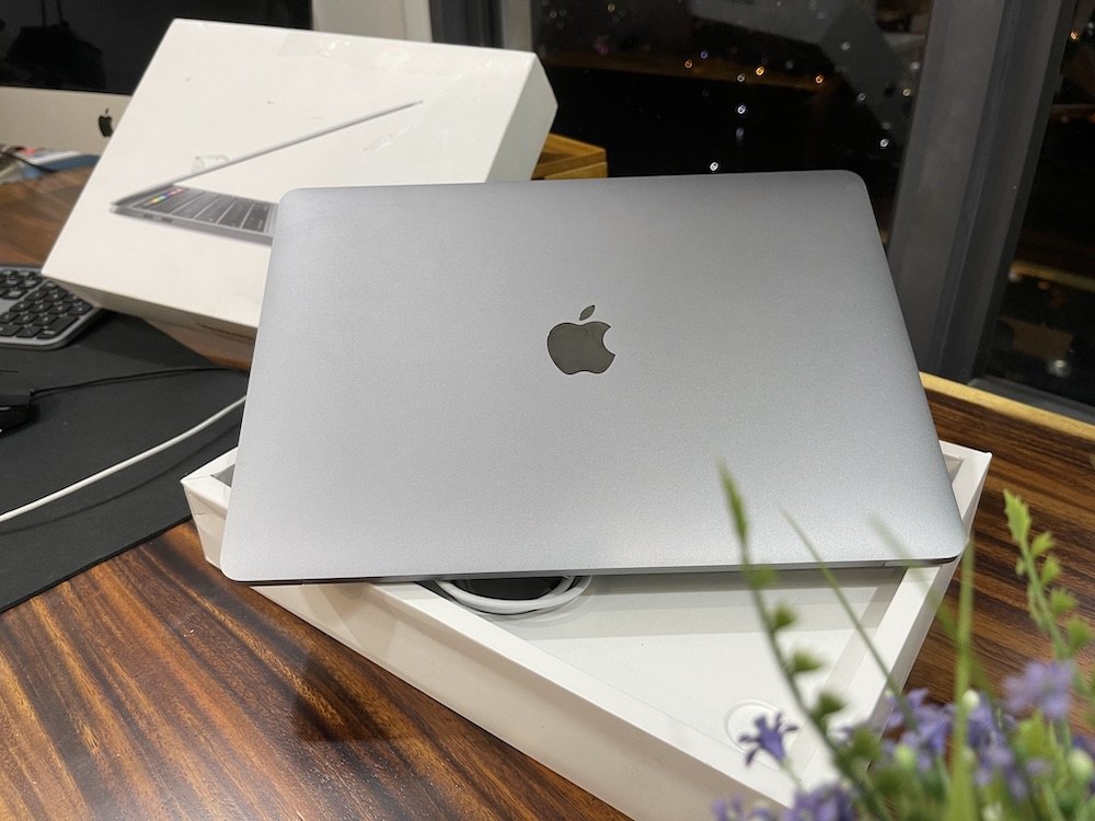 Mặt lưng MacBook Pro 13 inch 2020 màu bạc